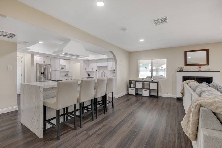 Luxury Villa w/ Heated Pool: Mins to Strip/Stadium gallery image 5