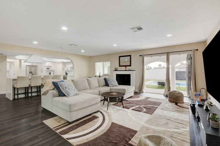 Luxury Villa w/ Heated Pool: Mins to Strip/Stadium gallery image 3