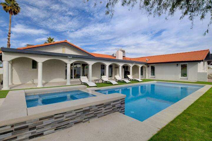 Luxury Villa w/ Heated Pool: Mins to Strip/Stadium gallery image 2