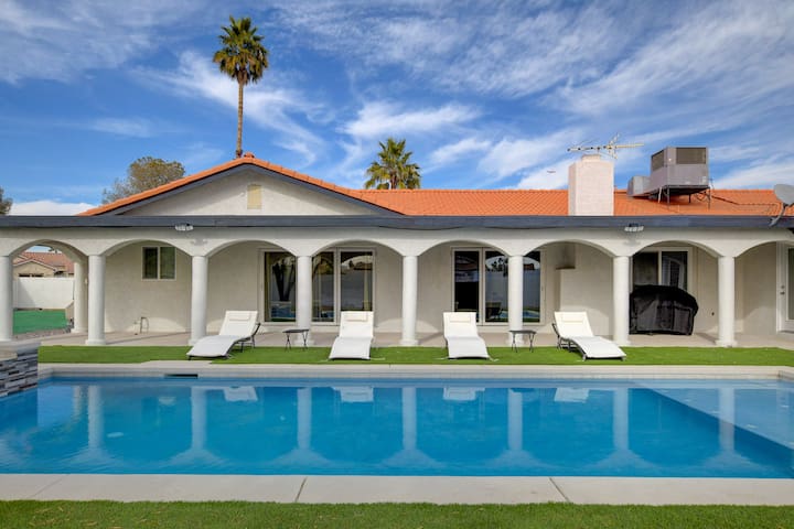 Luxury Villa w/ Heated Pool: Mins to Strip/Stadium
