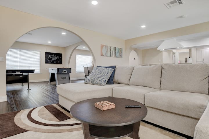 Luxury Villa w/ Heated Pool: Mins to Strip/Stadium gallery image 4