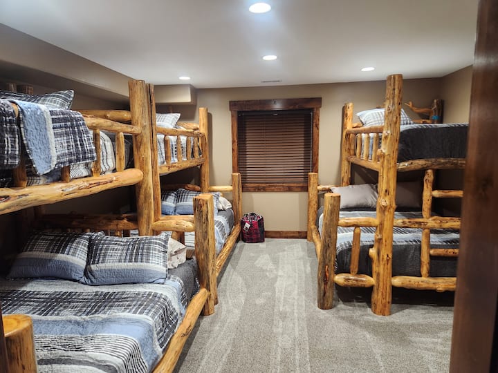 Соба на спрат
3 близнаци над кралици