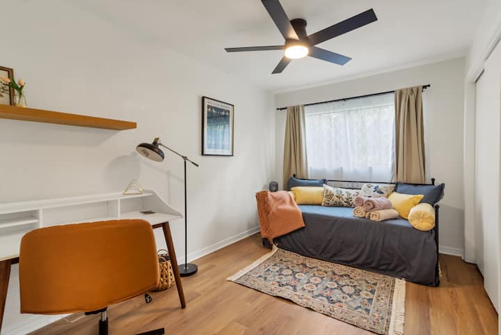 غرفة نوم 3 مع مكتب عمل كبير وسرير نهاري متحرك (فرشتان مزدوجتان من رغوة الذاكرة)