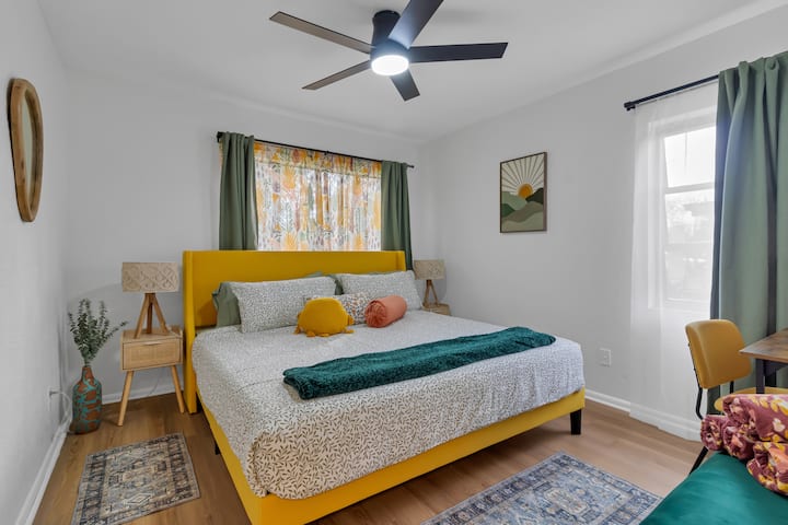 غرفة نوم 2 بسرير بحجم كينغ مع مرتبة رغوة الذاكرة الجديدة الراقية ومكتب العمل. ستائر تعتيم لليالي الهادئة. 