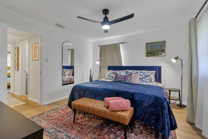 سرير بمقاس كبير مع مرتبة رغوة الذاكرة الجديدة الراقية والمشي الفسيح في الخزانة في غرفة النوم الرئيسية.