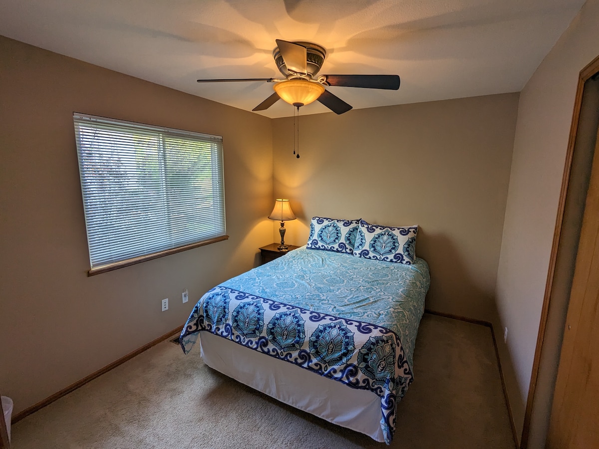 Მეორე სართულზე მდებარე მე-4 საძინებელში დილის და შუადღის მზის სხივებია