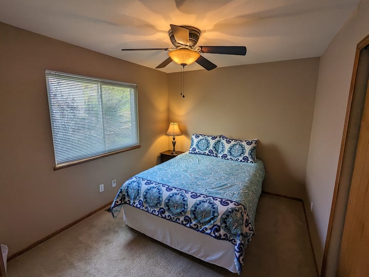 Dhoma e gjumit 4 në katin e dytë ka dritë dielli në mëngjes dhe pasdite