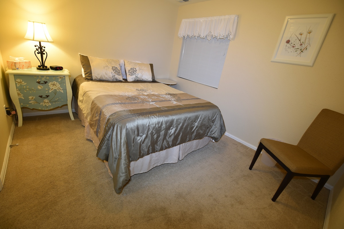 Მე-6 საძინებელში არის ორადგილიანი საწოლი და მდებარეობს სარდაფში