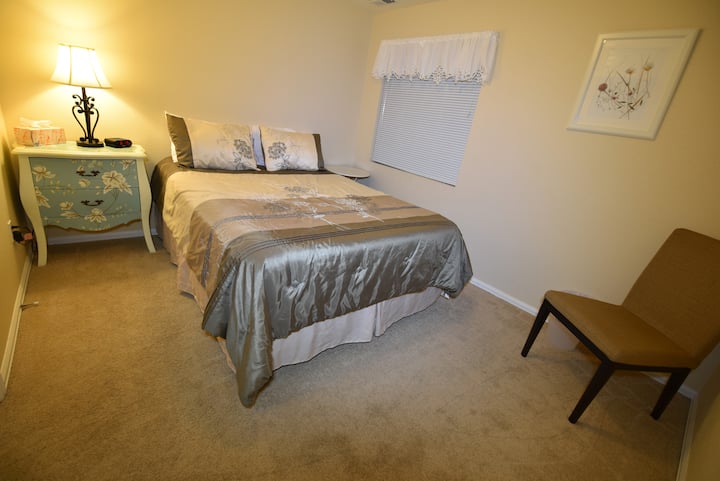 Dhoma e gjumit 6 ka krevat dopio "queen" dhe ndodhet në bodrum