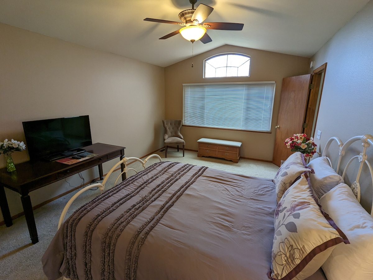 Მეორე სართულზე დიდი მთავარი საძინებელი დილის მზის სხივებს იღებს