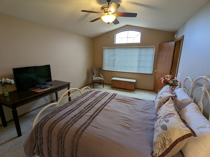 Dhoma e madhe kryesore e gjumit në katin e dytë merr dritën e diellit në mëngjes