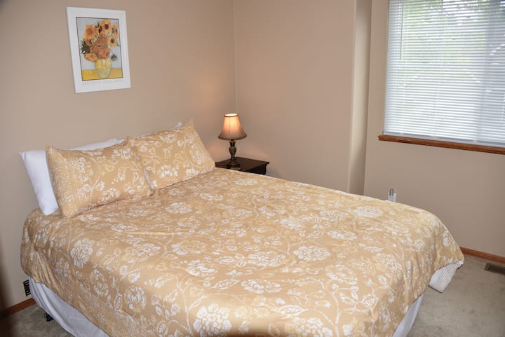 Dhoma e dytë e gjumit ka një krevat dopio "queen"