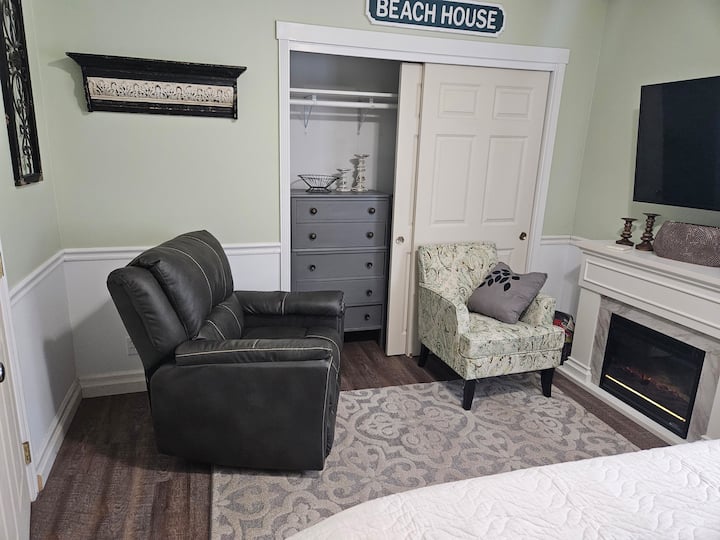 ห้องพักชั้นหลักพร้อมเตียงคิงไซส์ เตาผิง และทีวี