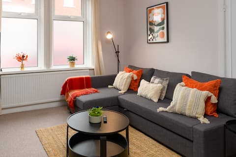 Joseph Suite | Stylish 3BR • Sleeps 7 • Wifi