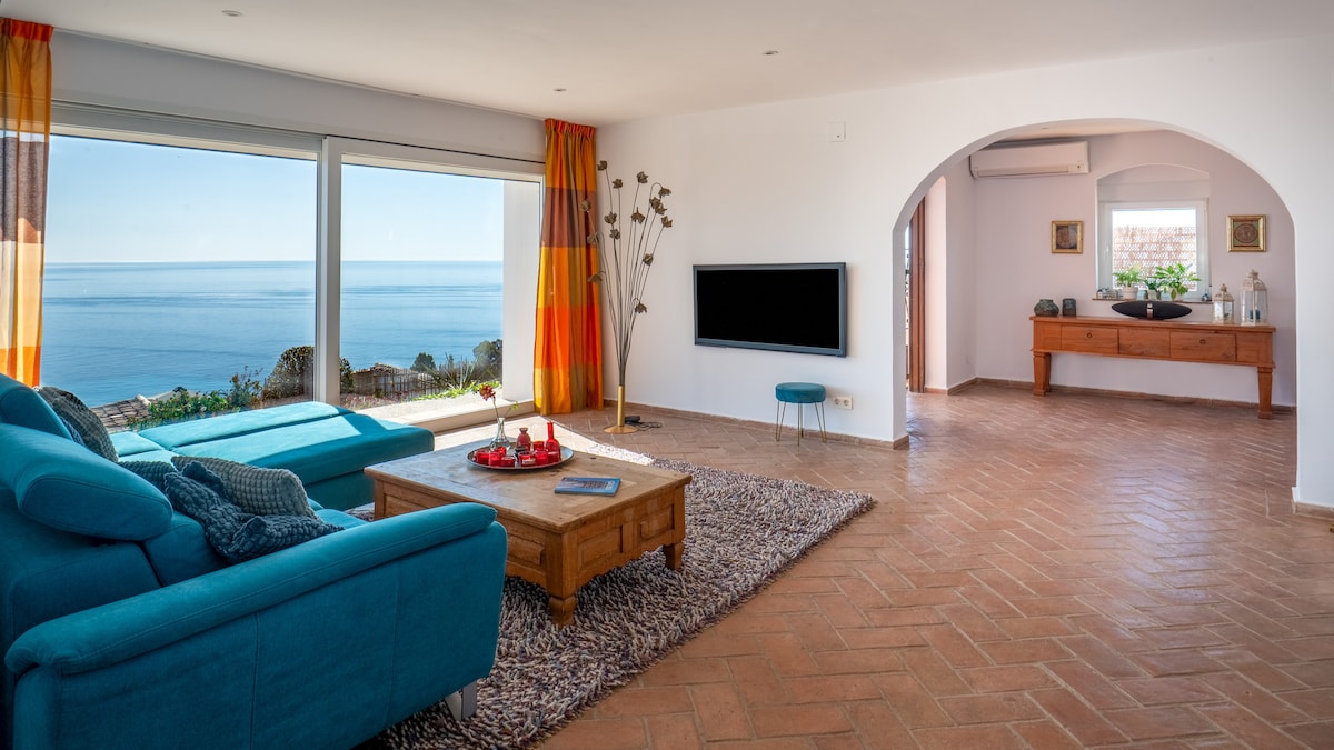 Successful Airbnb property: Stylish Casa with Private Pool & Stunning Seaviews in Granada