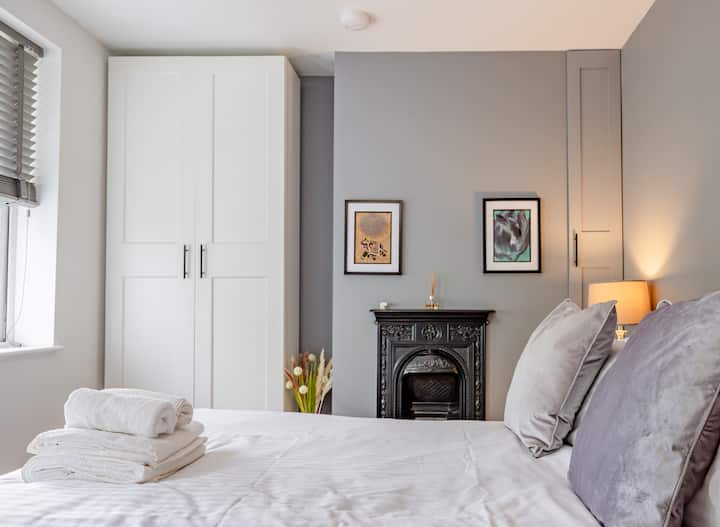 Exquisite Renovation In Central Location - Hereford
