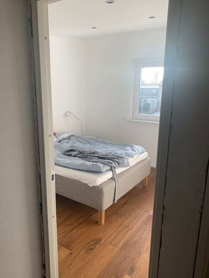 Dhomë miqsh, krevat dubbel, rroba banje. 