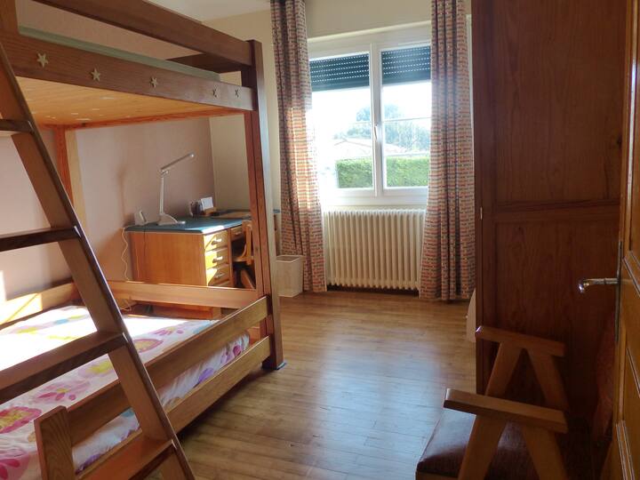 140 x 190のベッド2台を備えたこの二段ベッドは、同じ部屋に4人のお子様を収容するのに最適です。 