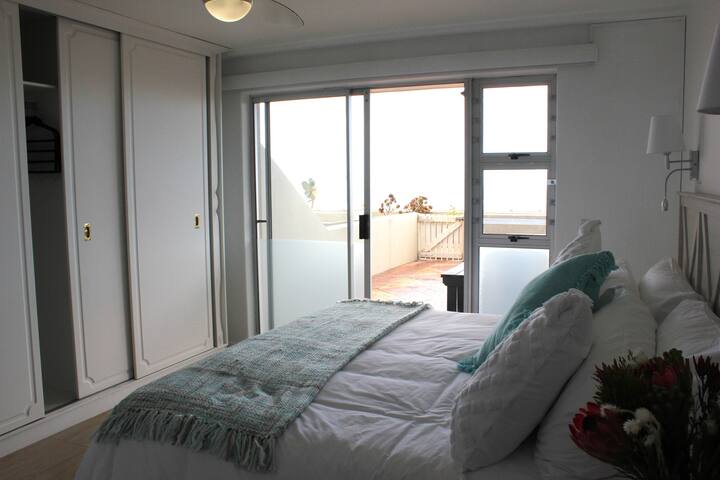 Ocean Bliss: Beachfront Haven in Cape Town gallery image 4