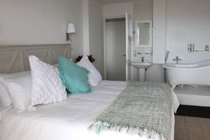 Ocean Bliss: Beachfront Haven in Cape Town gallery image 5