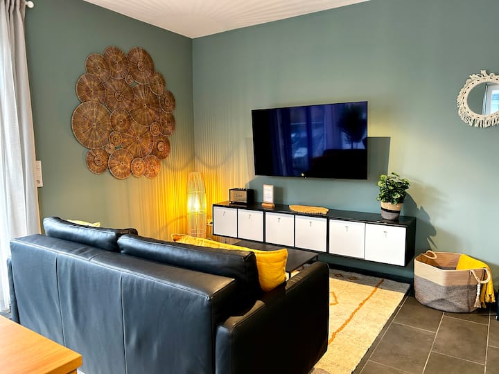 A tastefully furnished living room invites you to linger and to spend the night with two additional children on the high-quality sofa bed.