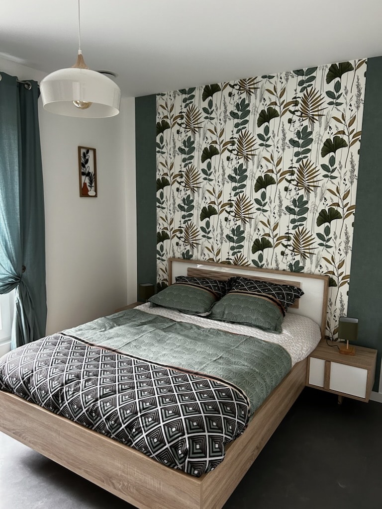 140张床、梳妆台、椅子、衣帽架。
1把椅子、1个梳妆台、1个衣帽架。
窗帘和卷帘。