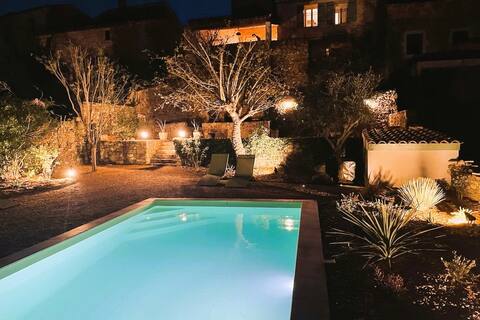Spacious 4 bedroom house with garden and pool
