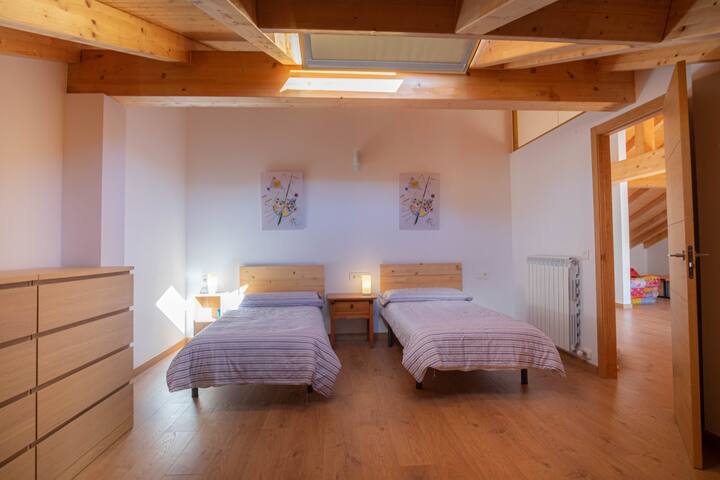 חדר שינה בקומה עליונה. הרבה אור , Velux.