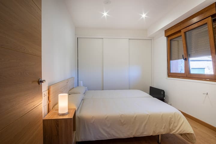 חדר שינה בקומת ביניים, ארון מואר וגדול