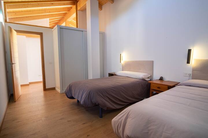 חדר שינה מרווח ומואר בקומת לופט עליונה