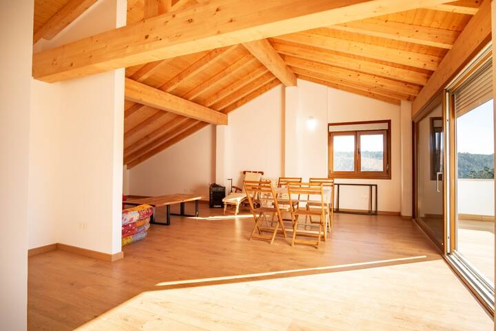 לופט סלון לופט , אח , בהירות נהדרת ומרפסת