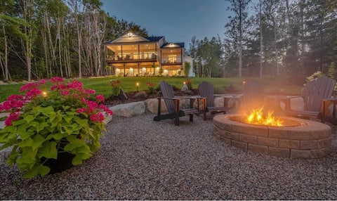Popular Airbnb listing: Lake House Escape in Lunenburg