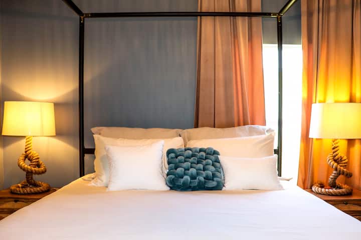 Pata utulivu katika chumba cha kulala cha malkia cha Villa Mia. Mashuka ya kifahari, fanicha za kifahari na mazingira tulivu hualika mapumziko. Pata starehe na hali ya hali ya juu katika likizo hii tulivu.