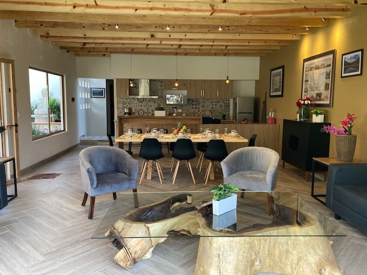 غرفة معيشة/غرفة طعام واسعة تطل على الغابة.