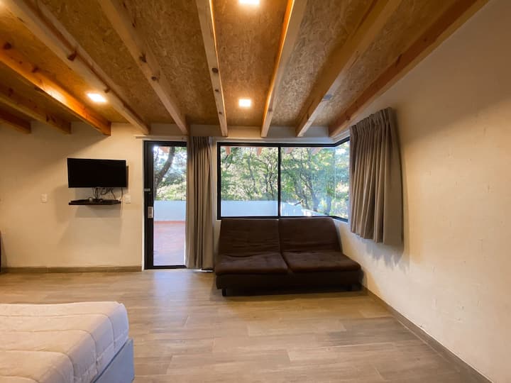 يحتوي على غرفة معيشة خاصة به.