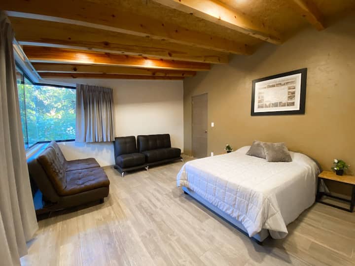 غرفة نوم 4، جناح بسرير مزدوج وسرير أريكة مزدوج وأريكة فردية وتلفزيون وحمام خاص.