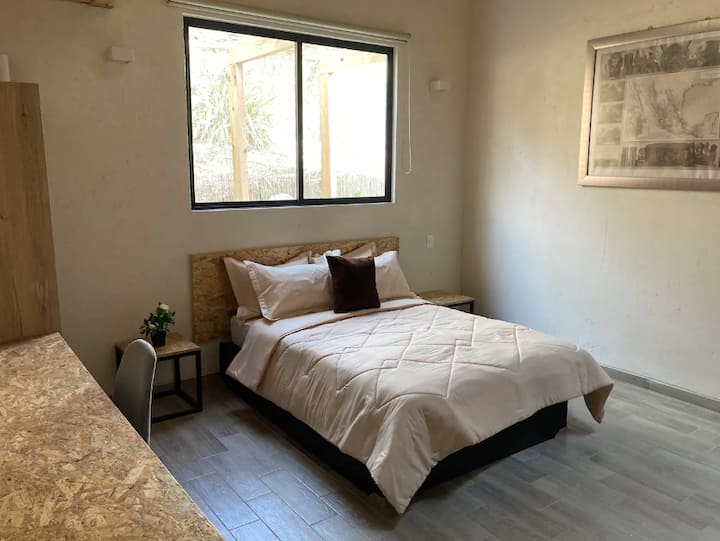 غرفة نوم مع شقة علوية.