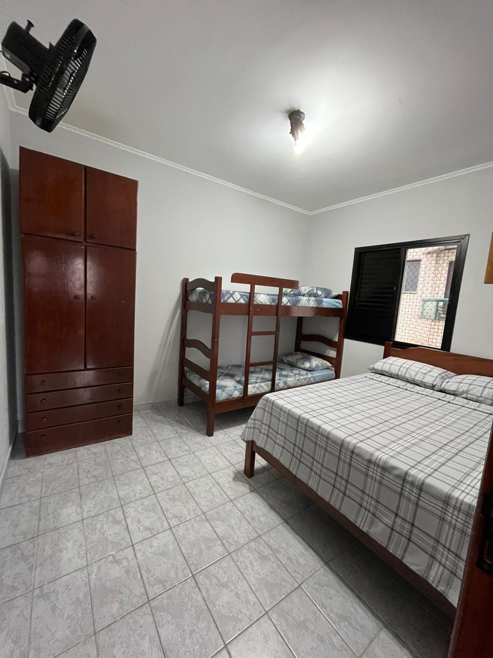 غرفة كبيرة ومجهزة تجهيزًا جيدًا ؛
01 سرير بطابقين ؛
01 سرير مزدوج ؛
مروحة حائط ومكيف هواء ؛
01 خزانة ملابس.