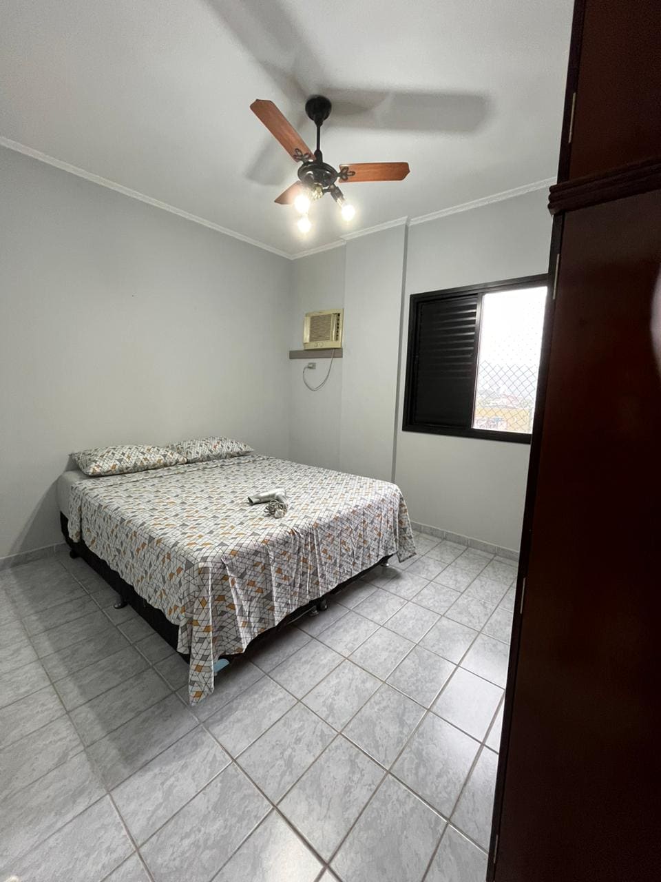 غرفة مزدوجة بسرير متوسط الحجم ومكيف هواء ومروحة سقف وخزانة ملابس.
الأسرّة والوسائد متاحة. 