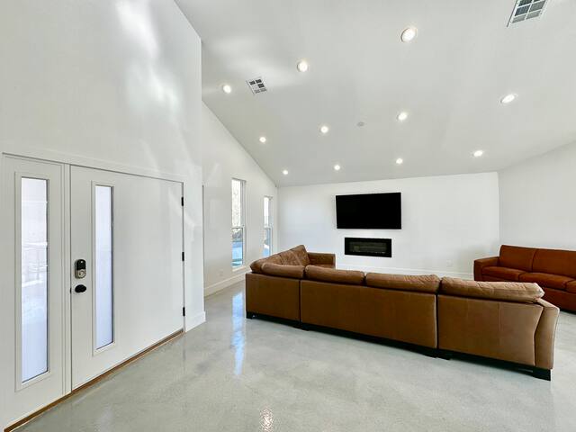 Luxury Oasis gallery image 2