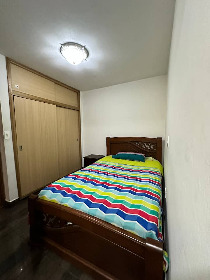 Chambre Principale -Closet
-
Lit Semi Double
- Salle de bain privée 