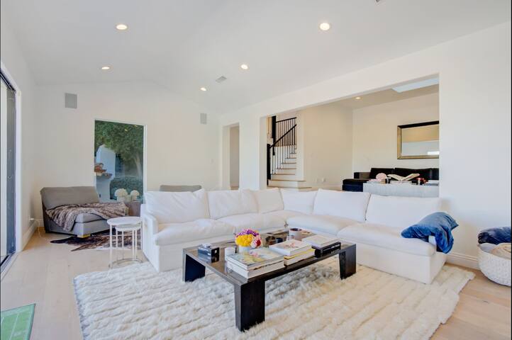 Hollywood Hills 4BD Villa w/ Sauna, Gym, & Views! gallery image 2