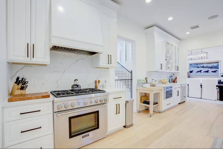 Hollywood Hills 4BD Villa w/ Sauna, Gym, & Views! gallery image 5