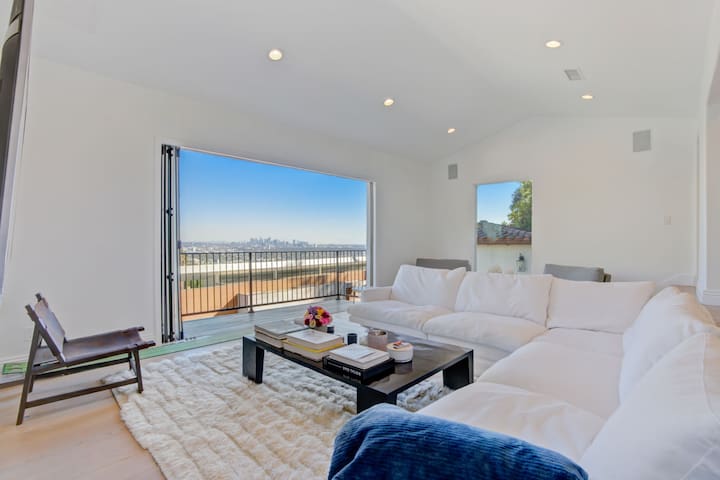 Hollywood Hills 4BD Villa w/ Sauna, Gym, & Views!