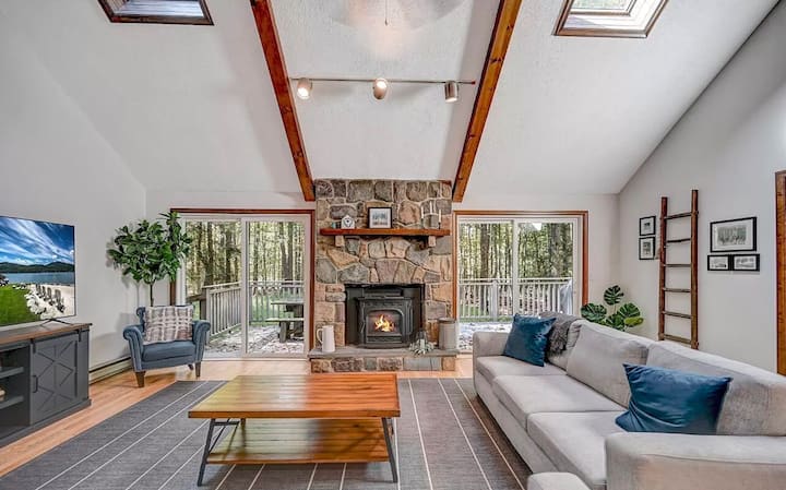 Lakehouse Charm + Firepit - Pocono Pines, PA