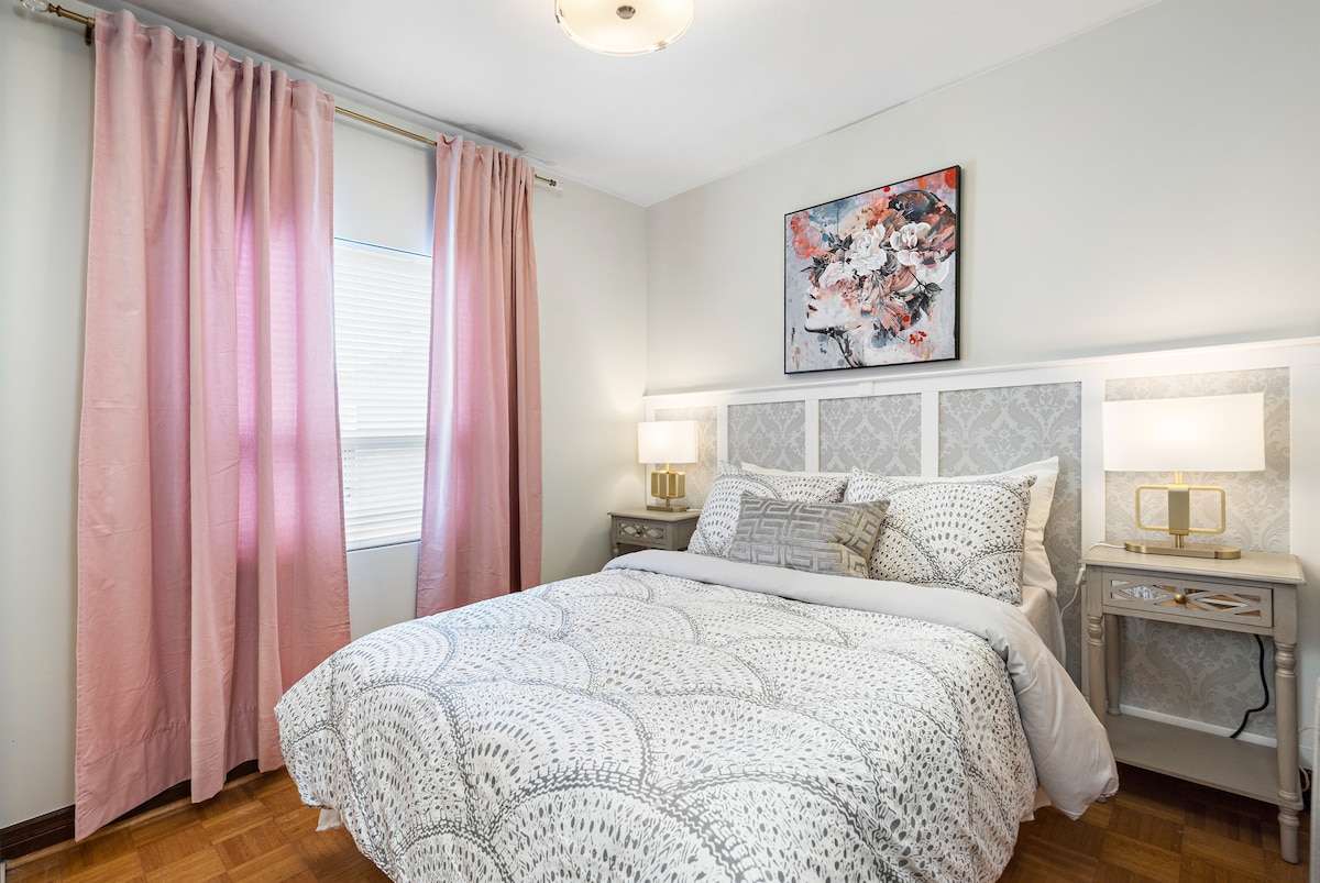 Druga spavaća soba s bračnim krevetom i pogledom na dvorište 