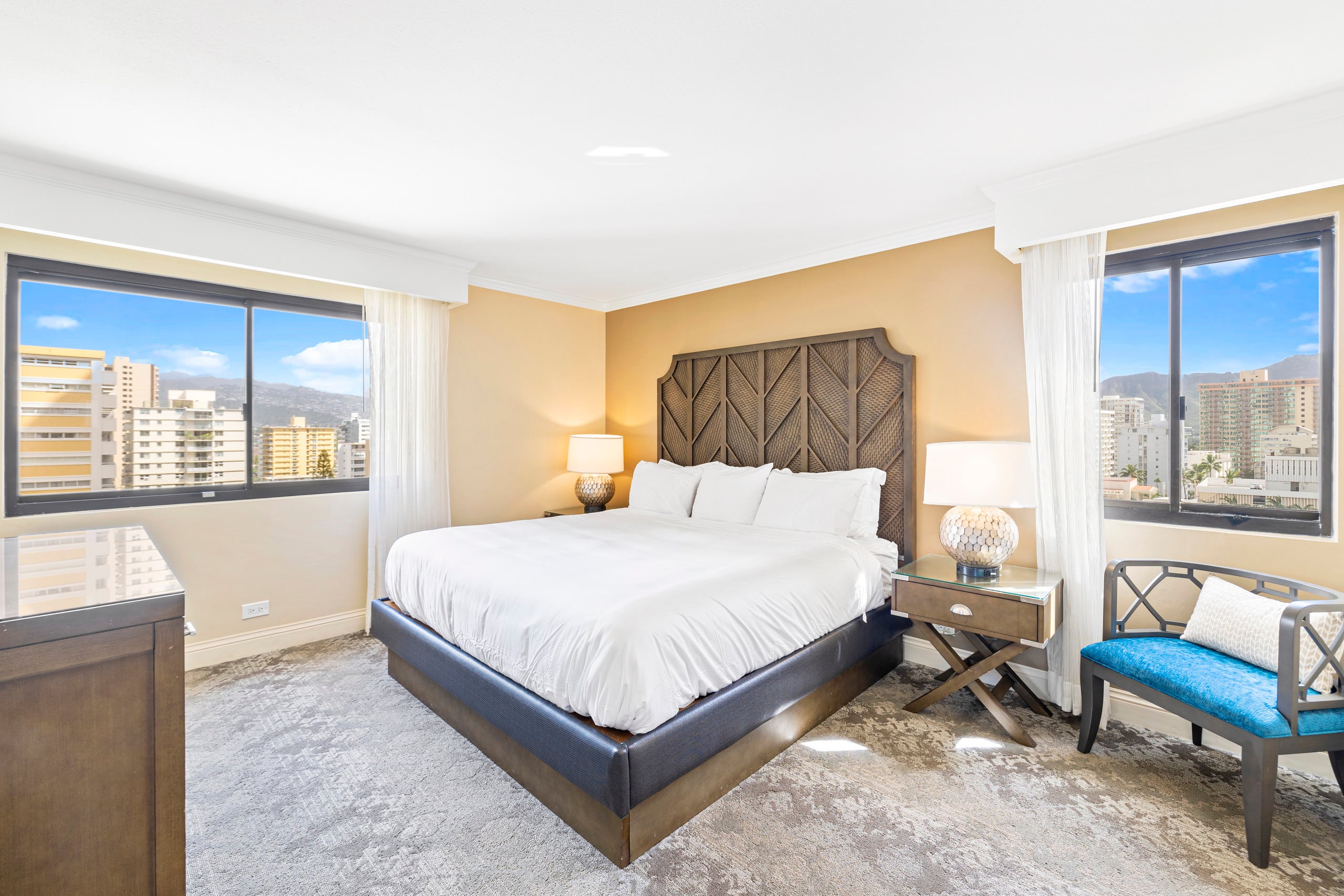 Oceanfront Condo W Free Valet Parking & Balcony - Image 2