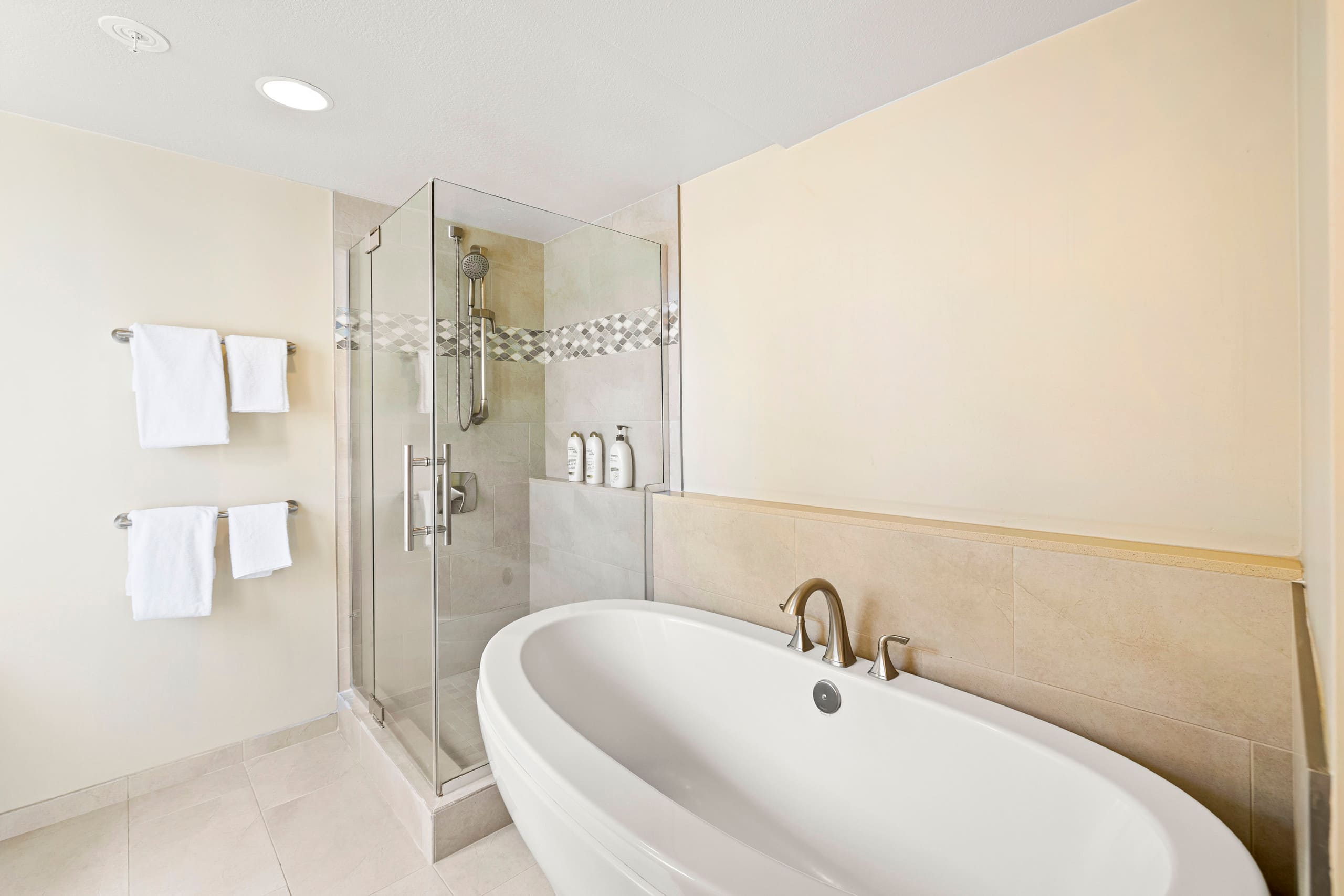 Oceanfront Condo W Free Valet Parking & Balcony - Image 15