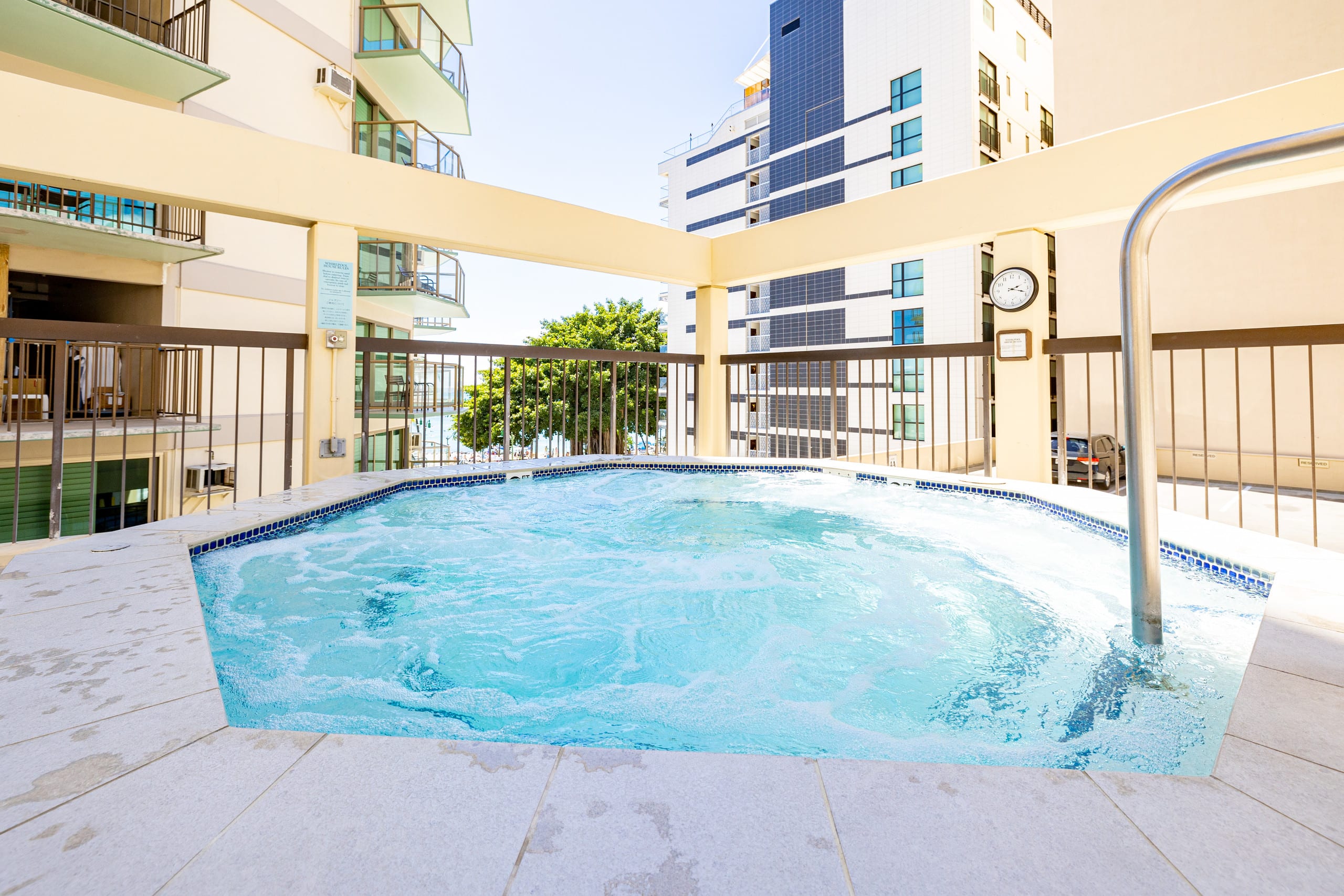Oceanfront Condo W Free Valet Parking & Balcony - Image 24
