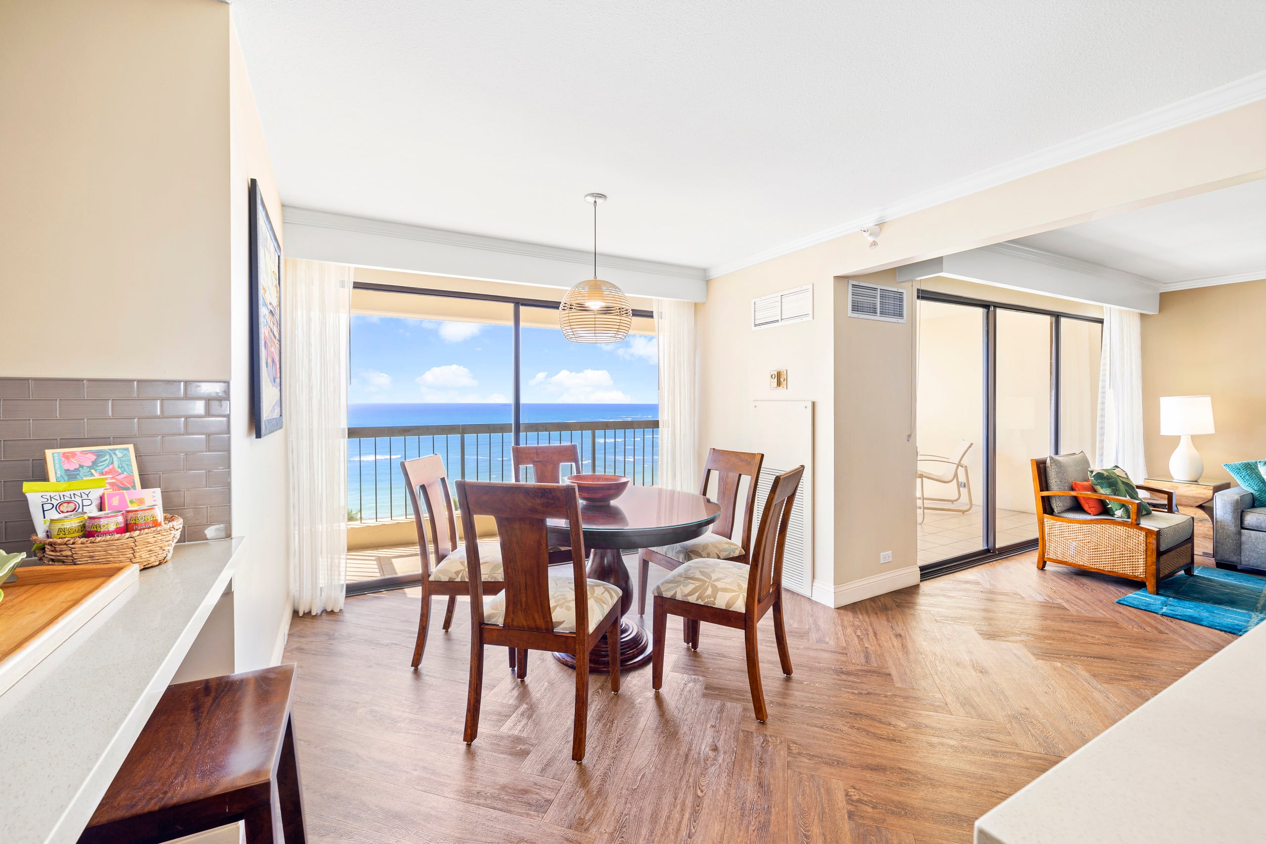 Oceanfront Condo W Free Valet Parking & Balcony - Image 11